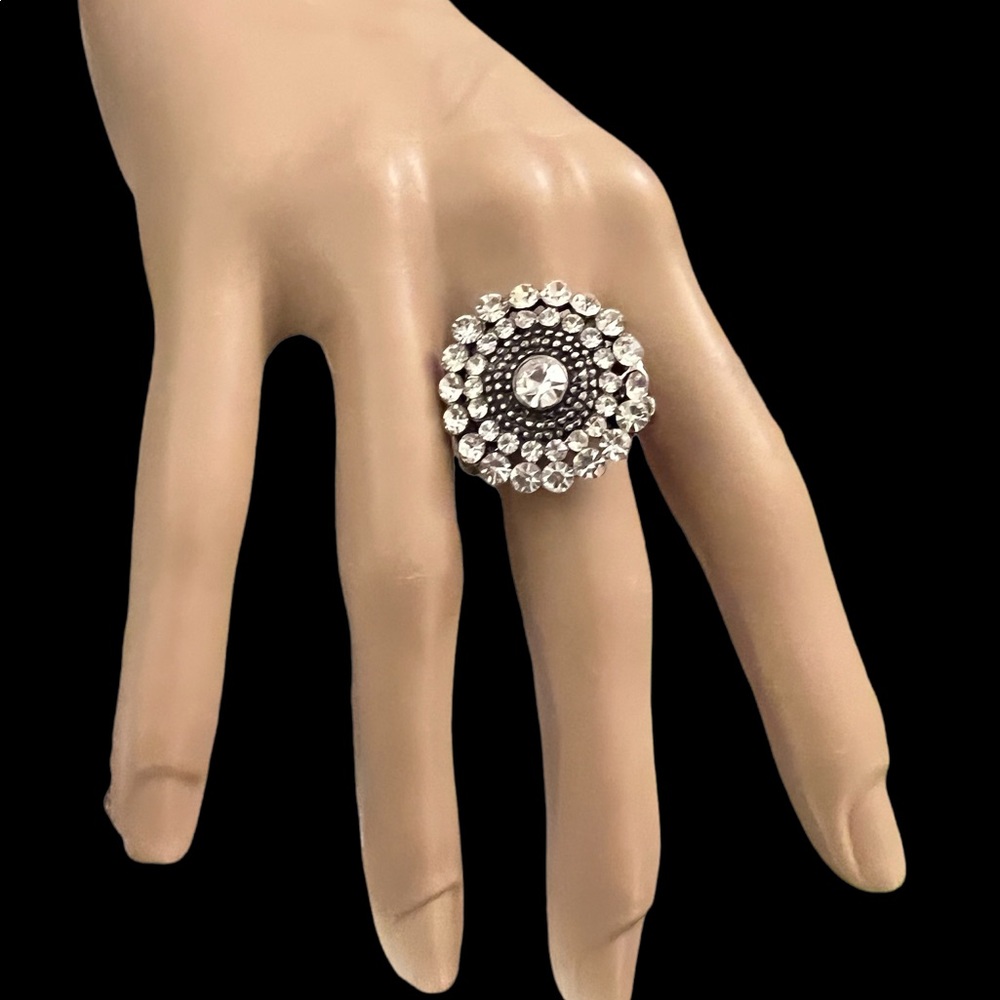 Silver and Crystal stretch ring - Picture 3 of 5